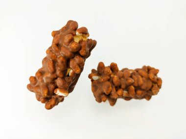 Çikolata ve pirinç gevreğiyle kaplı atıştırmalıklar.