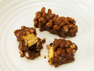 Çikolata ve pirinç gevreğiyle kaplı atıştırmalıklar.