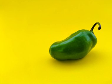 Sarı arka planda yeşil biber