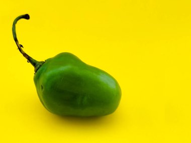 Sarı arka planda yeşil biber