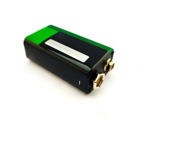 Beyaz zemin üzerinde dikdörtgen 9 voltluk pil