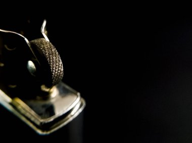 Metal bir çakmak ateşleme tekerleğinin yakın çekimi