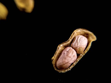 Koyu bir arka planda kurumuş fıstıkları kapat..