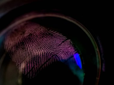 Lens yüzeyindeki parmak izini kapat