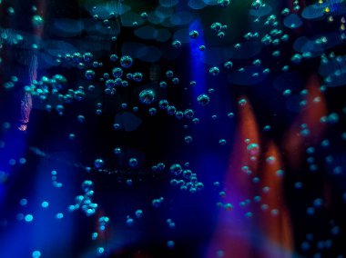 Mavi cam şişedeki kabarcıkları kapat