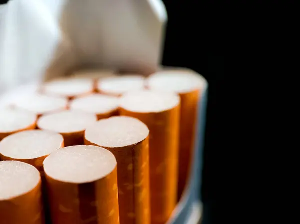 Koyu arkaplanda sigara filtrelerini kapat