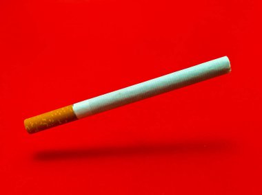 kırmızı arka planda uçan sigara