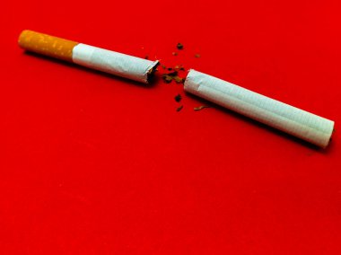 Kırmızı arka planda kırık sigara, sigara içmeyi bırak.
