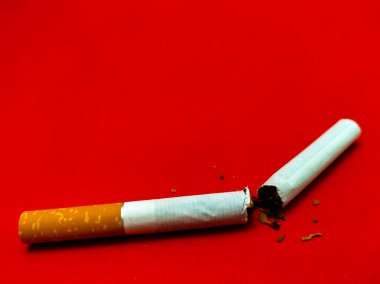 Kırmızı arka planda kırık sigara, sigara içmeyi bırak.