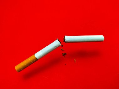 Kırmızı arka planda kırık sigara, sigara içmeyi bırak.