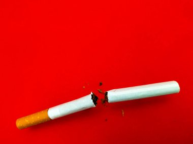 Kırmızı arka planda kırık sigara, sigara içmeyi bırak.