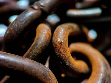 Paslı metal zinciri kapat