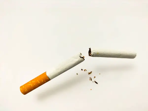 Kırık sigara arka planda