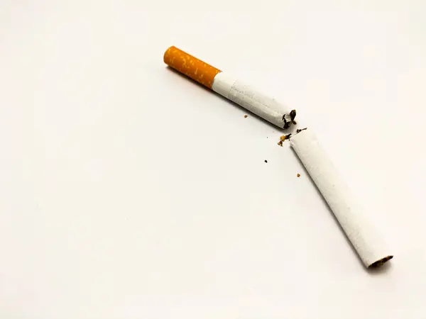 Kırık sigara arka planda