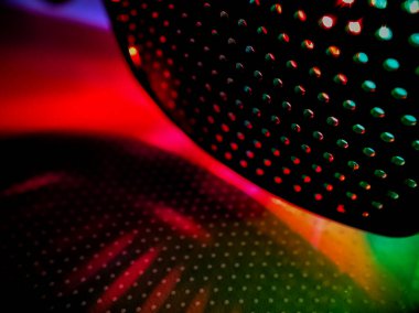 Küçük dairesel deliklerden oluşan geometrik desenli dokulu bir yüzeye yakın çekim.