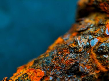 arka plan ve doku, aşırı paslanmış demir cıvatanın yakın çekimi, oksitlenmiş metal katmanlarını gösterir 