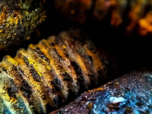 arka plan ve doku, aşırı paslanmış demir cıvatanın yakın çekimi, oksitlenmiş metal katmanlarını gösterir 