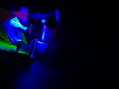 USB kablosu parlak mavi bir ışıkla parlıyor, koyu arkaplana karşı çarpıcı bir kontrast oluşturuyor. 