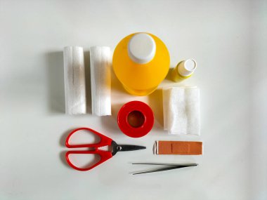 İlk yardım malzemeleri beyaz bir masaya dizilmiştir.