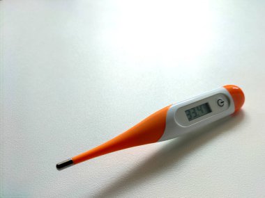 Beyaz arkaplanda dijital termometre