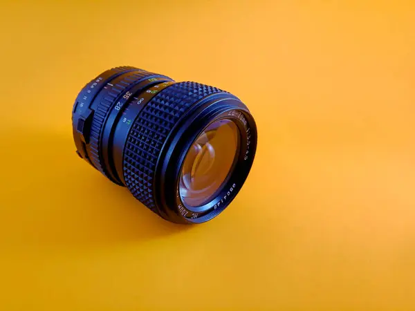 Sarı Arkaplanda Bir Vintage Zoom Kamera Merceğinin Yakın Çekimi
