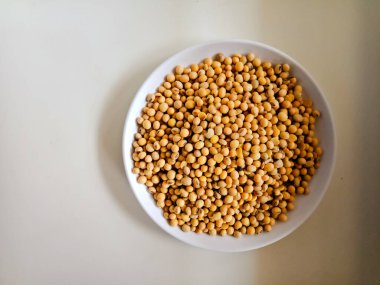 Soya tohumlarıyla dolu beyaz bir tabak. 