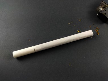 Siyah arka planda beyaz filtreli sigaralar