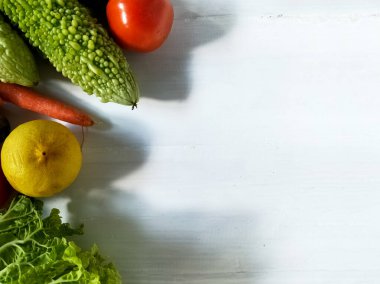 Beyaz arka planda taze sebzeler