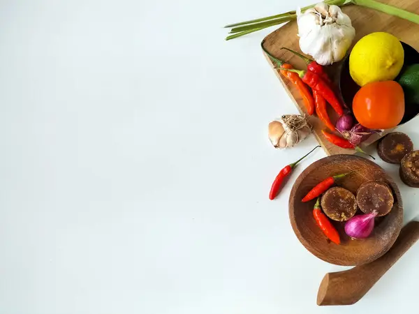 Beyaz ahşap bir masada çeşitli yemek malzemeleri..