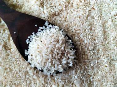 pirinç taneleri ve ahşap kepçeler bir masada