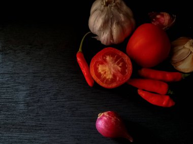 Koyu Ahşap Arkaplanda Taze Malzemeler - Sarımsak, Domates ve Chili