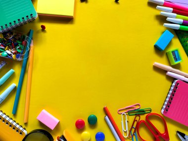 Sarı arka planda çeşitli okul malzemeleri var. Okul konseptine dönelim..