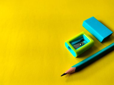 Sarı üzerine kalem, bileyici ve silgi.