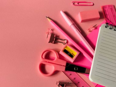 Açık Pembe Arkaplanda Pembe Okul Malzemeleri, Okula Dönüş