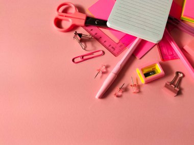 Açık Pembe Arkaplanda Pembe Okul Malzemeleri, Okula Dönüş