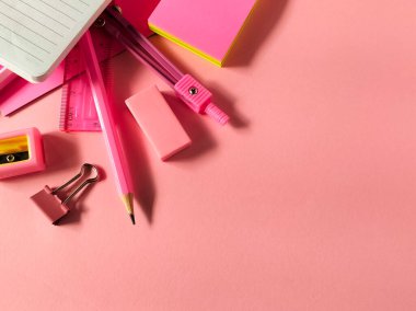 Açık Pembe Arkaplanda Pembe Okul Malzemeleri, Okula Dönüş