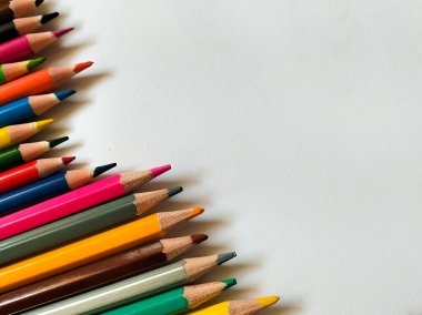 Beyaz arkaplanda renkli kalemler