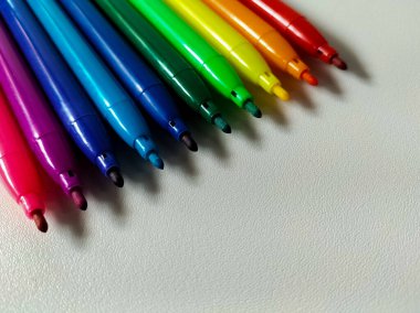 Renkli işaretler beyaz arkaplanda bir gradyan olarak düzenlenir. 