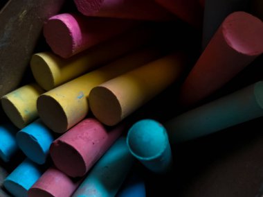 Renkli tebeşir çubukları düzgünce bir kutuya konur..