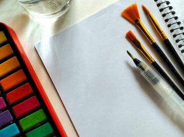 Masada Boş Çizim Defteri ve Fırçalarla Suluboya Boyama Seti