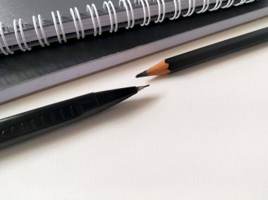 Not Defteri, Kalem ve Kalemi Beyaz Masada Kapat