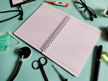 Açık yeşil arka planda tıbbi araçlar