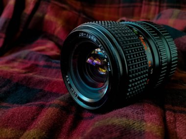 Eski kamera lensi kırmızı ve siyah kareli kumaşa yerleştirilir