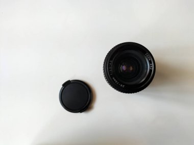 Eski kamera lensleri beyaz masaya yerleştirilir