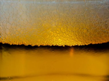 Bira köpüklerini ya da bira köpüklerini kapatın.