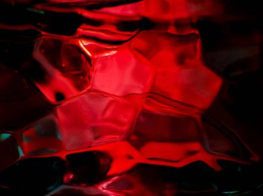 Kırmızının değişik tonlarına sahip desenli bir yüzeye yakın çekim içeren soyut resim