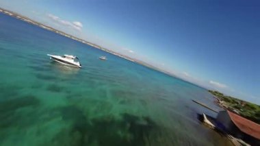 Hırvatistan Eylül 2024 'te Srima kentinin karşısında yer alan bir adadır. İskelesi ve kumsalı olan bir körfezde İHA uçurmak.