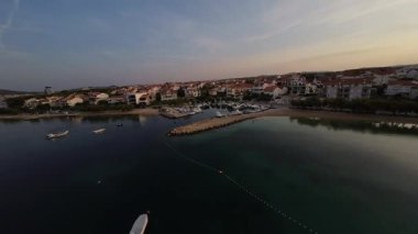 Hırvatistan 'ın Srima kentinin 2024 sonbaharında seti. Sabahın erken saatlerinde, gün doğumunda, bir gemi ile denizin üzerinde uçarken..