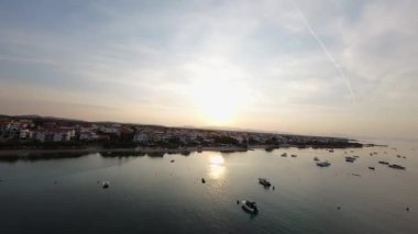 Hırvatistan 'ın Srima kentinin 2024 sonbaharında seti. Sabahın erken saatlerinde, gün doğumunda, bir gemi ile denizin üzerinde uçarken..