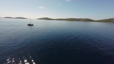 Hırvatistan 'ın Srima kentinin karşısındaki ada, Eylül 2024, kayalık sahil ve zümrüt kristal berrak su. İHA uçuşu.